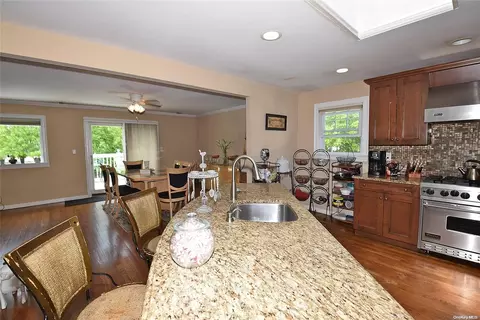 38 Mohawk Dr, Brightwaters, NY 11718 photo 1