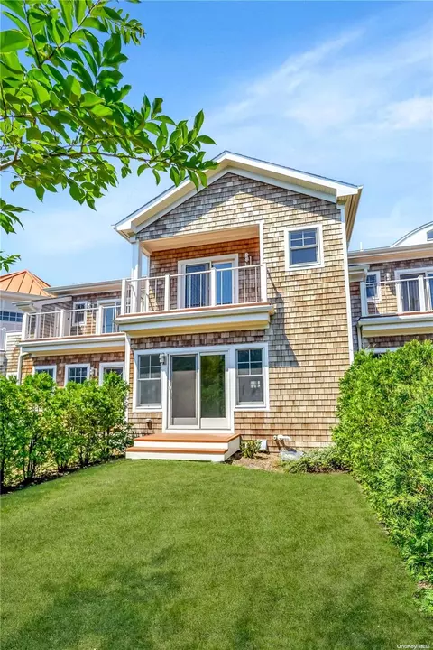 68 Foster Ave #22, Hampton Bays, NY 11946