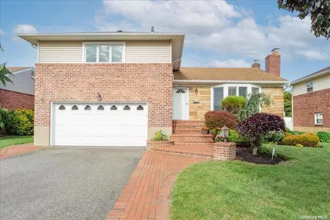 28 Stauber Dr, Plainview, NY 11803 photo 1