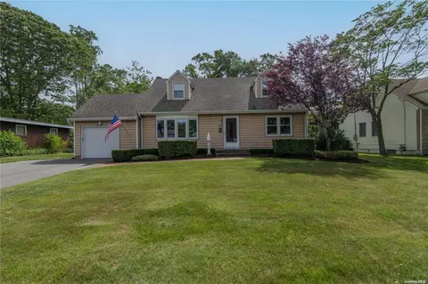 105 Gillette Ave, Patchogue, NY 11772 photo 1