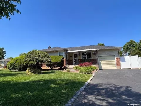 11 Evelyn Rd, Plainview, NY 11803 photo 1