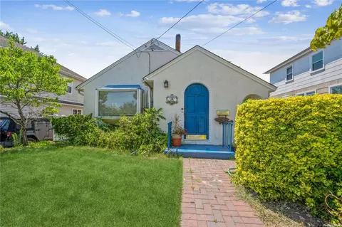 15 Marwood Rd S, North Hempstead, NY 11050