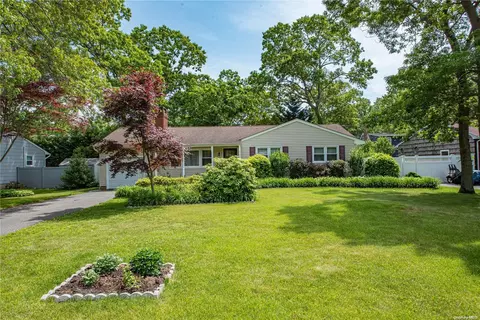 113 Hagerman Ave, Brookhaven, NY 11772 photo 1