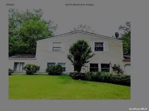 18 Fraternity Ln, Stony Brook, NY 11790