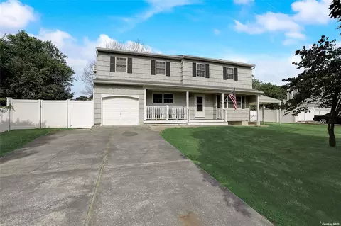16 Redlef St, Brookhaven, NY 11772 photo 1