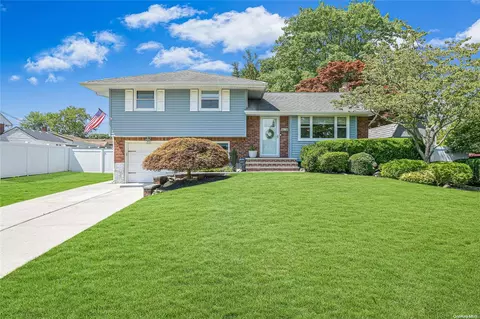 4 Weldon Ln, Commack, NY 11725 photo 1
