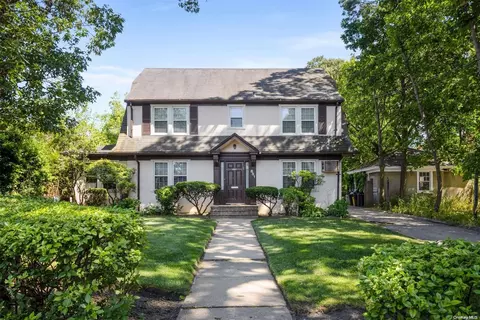 651 W Broadway, Cedarhurst, NY 11516 photo 1