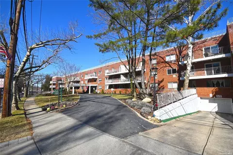 320 E Shore Rd #14B, North Hempstead, NY 11023
