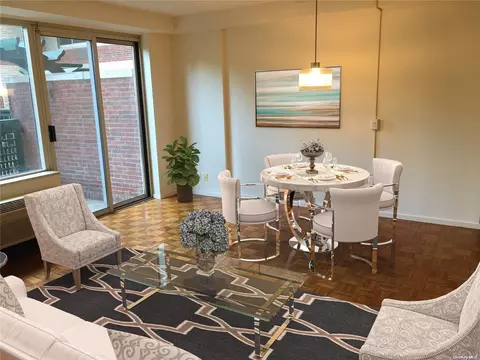 100 Hilton Ave #M5, Garden City, NY 11530