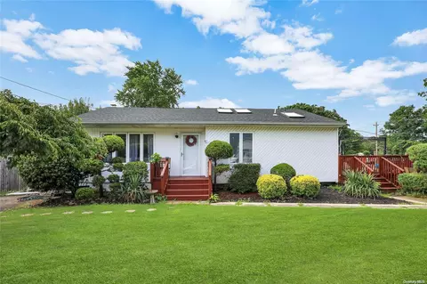60 Eimer St, Patchogue, NY 11772 photo 1