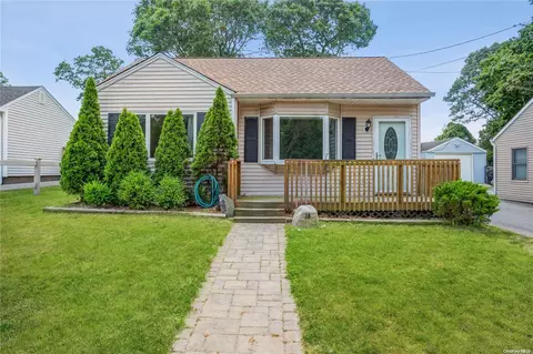 130 Sharp St, Patchogue, NY 11772 photo 1
