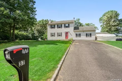 37 Moet Dr, Riverhead, NY 11901 photo 1