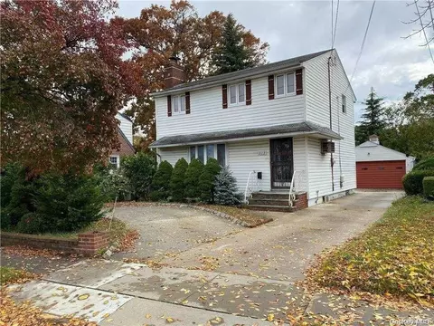 313 Emerson Pl, Valley Stream, NY 11580