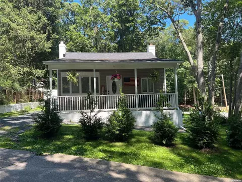 2 Oak Ln, Wading River, NY 11792