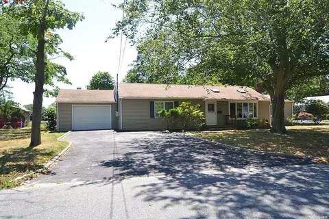 4 Colonial Dr, Brookhaven, NY 11772 photo 1