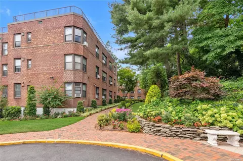 2 Townhouse Pl #1M, North Hempstead, NY 11021