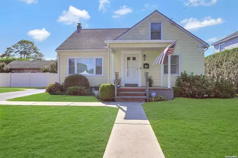 15 Willis St, Southampton, NY 11968
