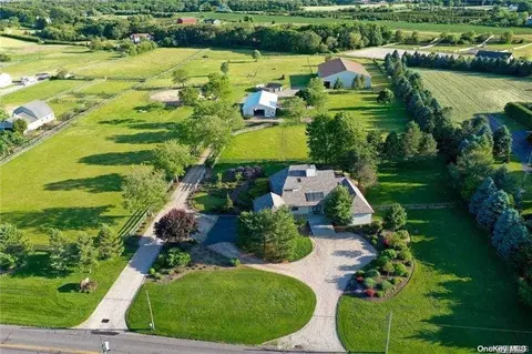 291 Deep Hole Rd, Calverton, NY 11933