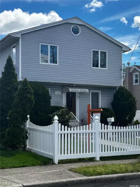 100 Hale Pl, Bellmore, NY 11710