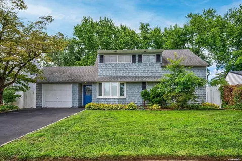 20 Glow Ln, Hicksville, NY 11801