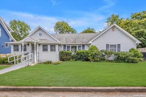 32 Hill St, Patchogue, NY 11772 photo 1