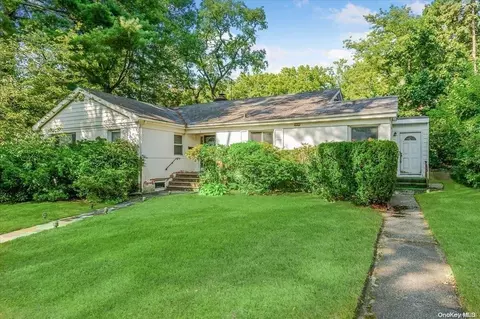9 Hereford Rd, North Hempstead, NY 11020