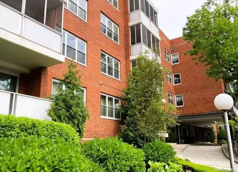 1 Kensington Gate #309, North Hempstead, NY 11021