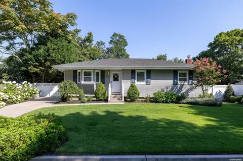 5 Fairview St, Mastic, NY 11950 photo 1