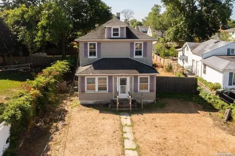 64 Laurel St, Patchogue, NY 11772 photo 1