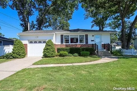 161 Willow St, Massapequa Park, NY 11762