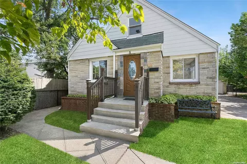 5 Kent St, Farmingdale, NY 11735