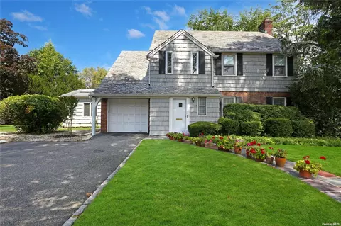 77 Wright Rd, Rockville Centre, NY 11570