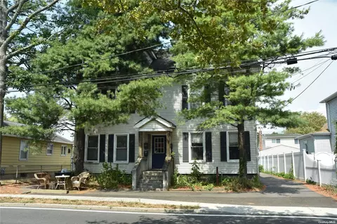 31 Simon St, Babylon, NY 11702 photo 1