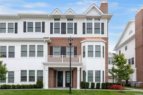 204 Grist Mill Cir #204, North Hempstead, NY 11576