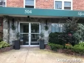 504 Merrick Rd #4R, Lynbrook, NY 11563