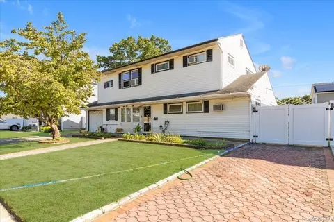 114 Southwood Cir, Syosset, NY 11791