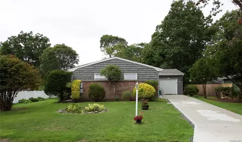 102 Gillette Ave, Patchogue, NY 11772