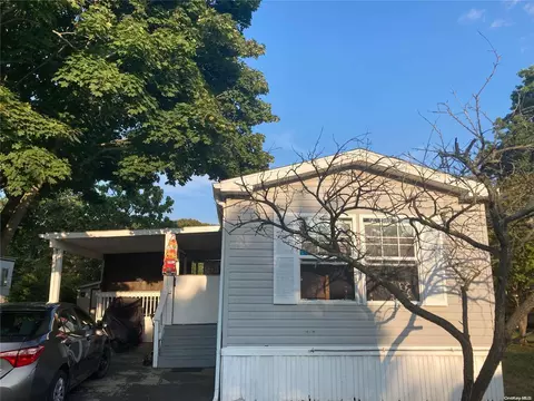 65 Valley Forge Dr, Bohemia, NY 11716