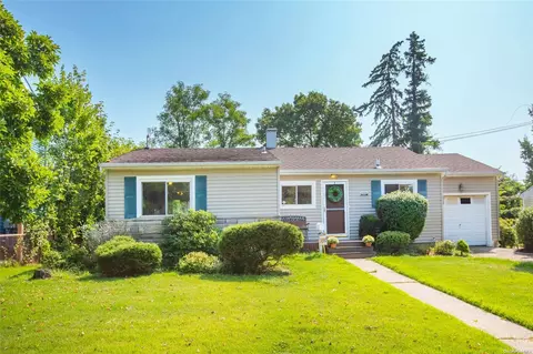 33 Hope Dr, Plainview, NY 11803 photo 1