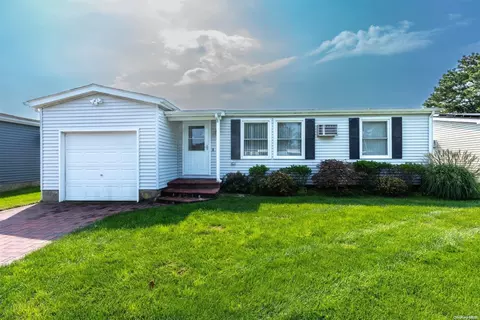 37 Village Cir S #37, Manorville, NY 11949