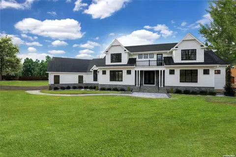 14 Knell Ln, Dix Hills, NY 11746