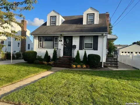 27 E Jefferson Ave, North Hempstead, NY 11501