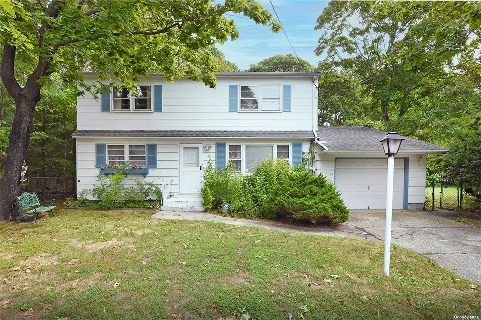  139 Hawthorne St, Mastic, NY 11950 photo 1