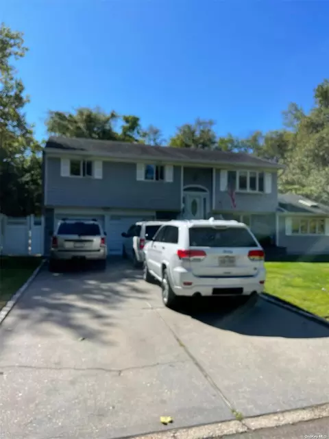 40 Denise Dr, North Babylon, NY 11703