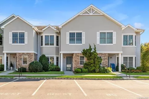 79 Pond View Dr #131, North Hempstead, NY 11050