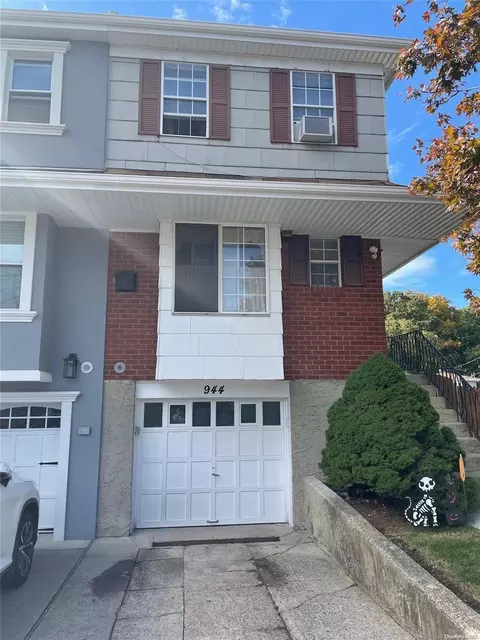 944 Clove Rd, Staten Island, NY 10301