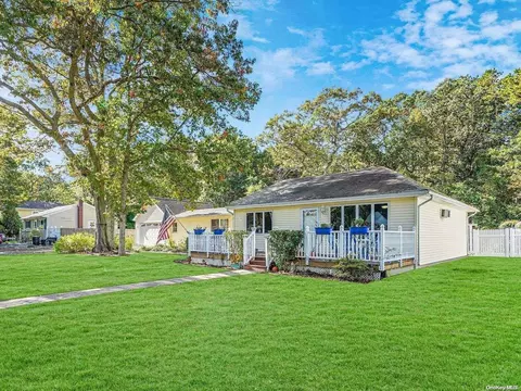 410 N Pine St, Patchogue, NY 11772 photo 1