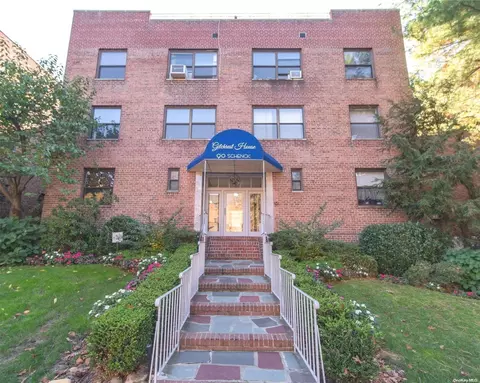 90 Schenck Ave #3L, North Hempstead, NY 11021