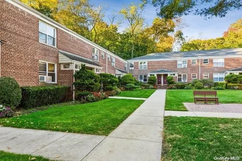 46 Edwards St #2B, North Hempstead, NY 11577