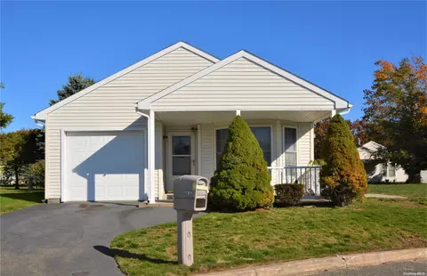 19 Willow Ct #19, Manorville, NY 11949
